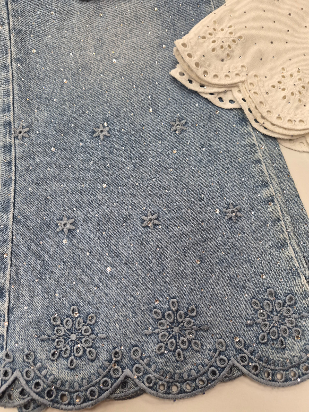 Wide-Leg Jeans mit Blumen-Stickerei und Strass